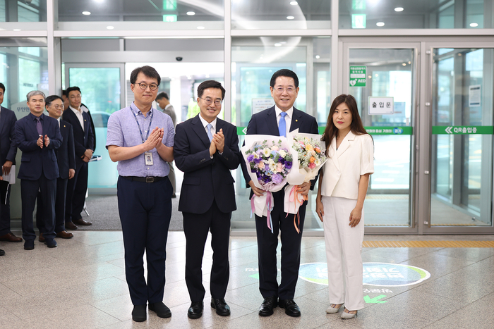 23일 오전 경기도청 로비에서 김동연 경기도지사가 경기도청에 방문한 김영록 전남도지사를 환영하고 있다./경기도 제공