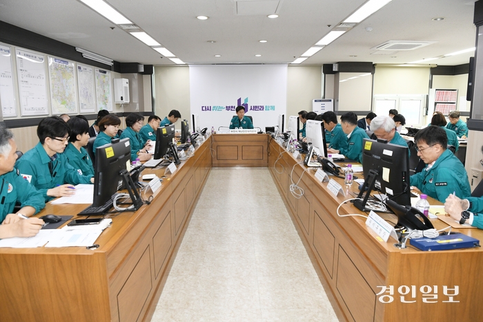 조용익 부천시장이 26일 열린 ‘부천시 재난안전대책본부 6차 회의’에서 최근 발생한 호텔 화재 사고와 관련해 향후 화재 사고 재발 방지를 위한 대책 마련에 힘써줄 것으로 관계 공무원들에게 당부하고 있다. 2024.8.26. /부천시 제공