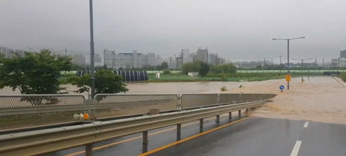 7월 18일 오전 10시 평택시 세교지하차도가 인근 농경지 물이 범람해 완전 침수됐다.2024.7.18./평택시청 제공