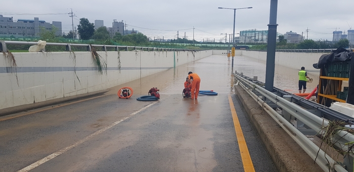 7월 18일 평택시 세교지하차도가 인근 농경지 범람으로 완전 침수되자 출입을 통제하고 배수펌프로 물을 퍼내고 있다.2024.7.18./평택시청 제공