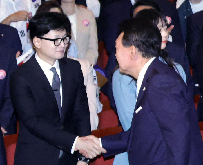 사진은 윤석열 대통령과 국민의힘 한동훈 대표가 악수하고 있는 모습. 2024.8.15 /대통령실기자단