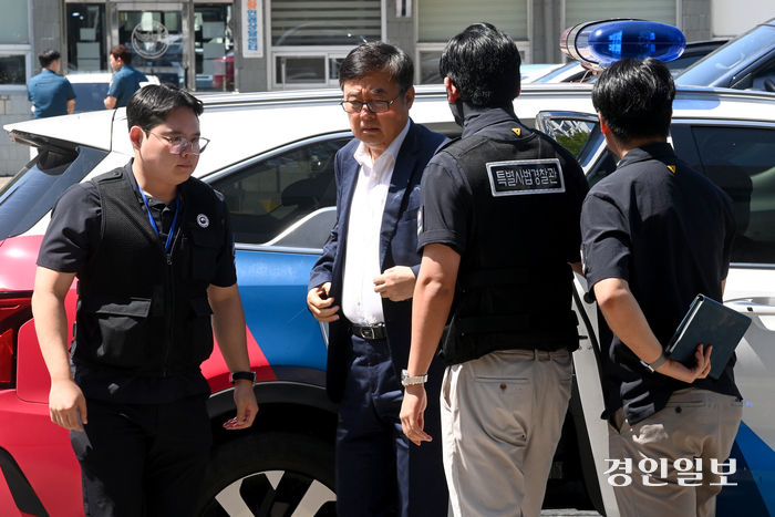 공장 화재로 23명의 사망자가 발생한 화성시 일차전지 업체 아리셀의 박순관 대표가 28일 오후 구속 전 영장실질심사를 마친 뒤 수원시 영통구 수원남부경찰서 유치장으로 이동하고 있다. 2024.8.28 /최은성기자 ces7198@kyeongin.com