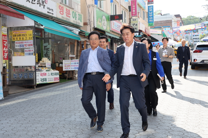 지난 28일 하은호 군포시장이 올해 첫걸음 기반조성 사업 지원 대상에 선정된 당동로시장을 찾아 둘러보고 있다./군포시 제공