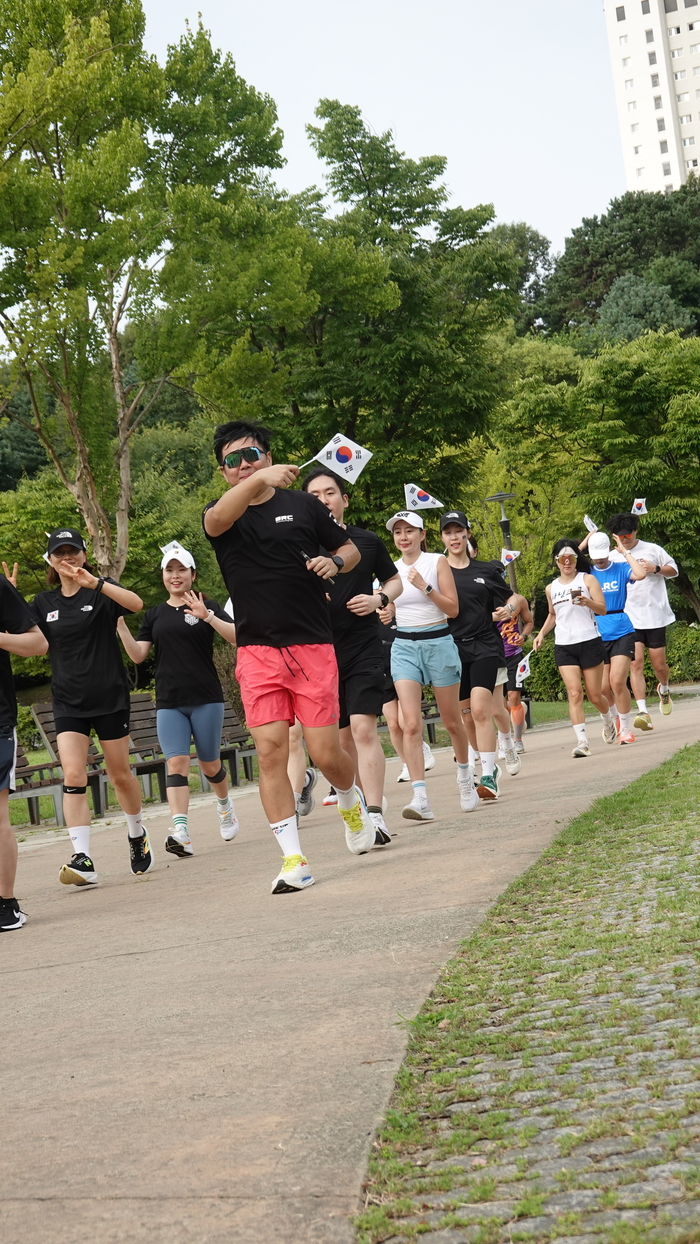 SRC 등 경기남부권 11개 크루 회원들이 ‘8.15 광복절 해방런’ 행사를 진행 중이다./수원러닝크루 제공