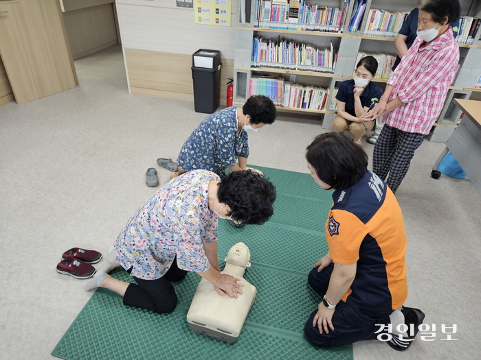 오산시 궐동 행복마을관리소, 주민과 함께하는 심폐소생술 교육 실시하고 있다. /오산시청 제공