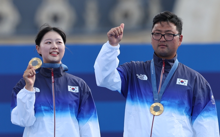 2024 파리 올림픽 양궁에서 2관왕에 오른 김우진(청주시청)과 임시현(한체대)이 한국 양궁의 다관왕 역사를 이어갔다. 양궁 혼성 단체 시상식에서 금메달을 딴 한국 임시현과 김우진이 기념 촬영을 하고 있다. 2024.8.3 /연합뉴스