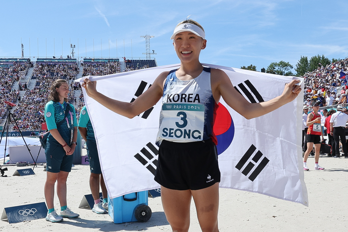 11일(한국시간) 프랑스 파리 베르사유에서 열린 2024 파리 올림픽 근대5종 여자 개인 결승전 레이저런 경기에서 동메달을 따낸 성승민이 경기를 마친 뒤 태극기를 들고 기뻐하고 있다. 2024.8.11 /연합뉴스