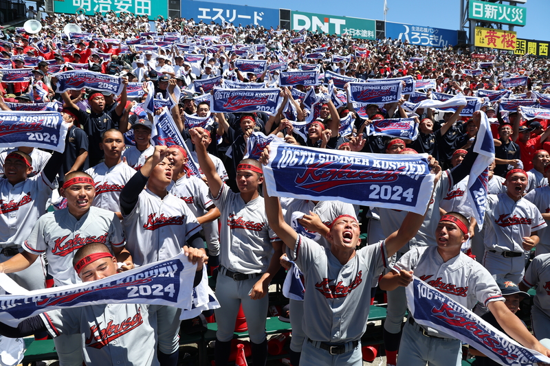 23일 일본 효고현 니시노미야 한신 고시엔구장에서 열린 일본 전국 고교야구선수권대회(고시엔) 결승전 교토국제고와 간토다이이치고 경기. 2-1 승리를 거두고 우승을 차지한 일본 내 한국계 민족학교인 교토국제고 재학생들이 관중석에서 ‘동해바다 건너서’로 시작하는 교가를 부르고 있다. 2024.8.23 /연합뉴스