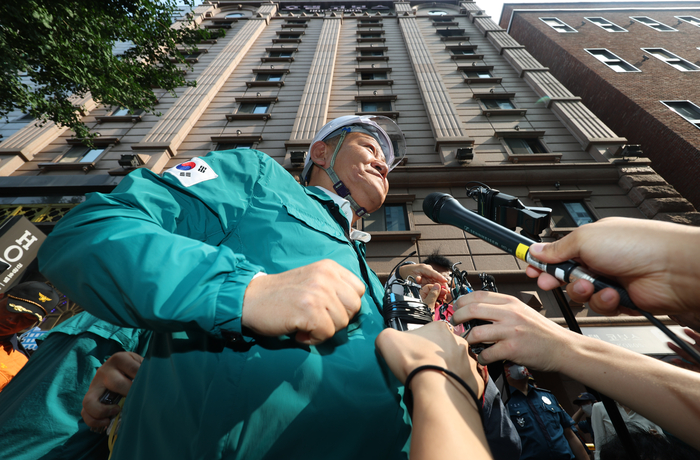 이상민 행정안전부 장관이 23일 오전 전날 화재가 발생한 경기도 부천시의 한 호텔 현장을 둘러본 뒤 취재진 질문에 답하고 있다. 2024.8.23 /연합뉴스