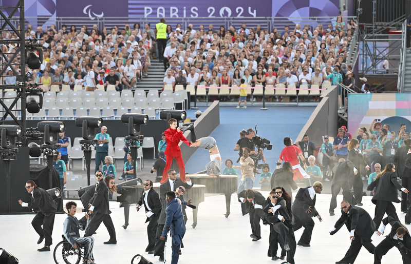 29일 오전(한국시간) 프랑스 파리 콩코드 광장에서 열린 2024 파리 패럴림픽 개막식에서 축하 공연이 진행되고 있다. 2024.8.29 /사진공동취재단=연합뉴스