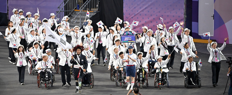 29일 오전(한국시간) 프랑스 파리 콩코드 광장에서 열린 2024 파리 패럴림픽 개막식에서 기수 최용범(카누)을 선두로 대한민국 선수단이 입장하고 있다. 2024.8.29 /사진공동취재단=연합뉴스