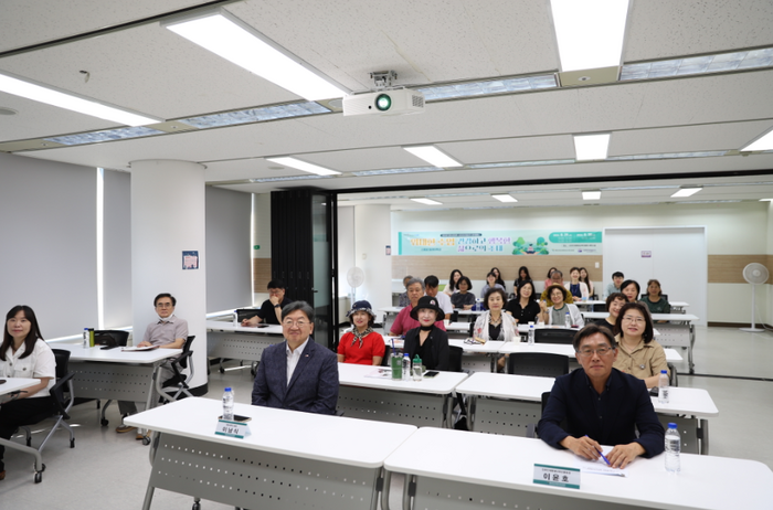 인천인재평생교육진흥원이 지난 29일 인천시민대학 본부캠퍼스에서 연 특강에 이윤호(사진 오른쪽) 원장 등이 참석했다. 2024.8.30 /인천인재평생교육진흥원 제공