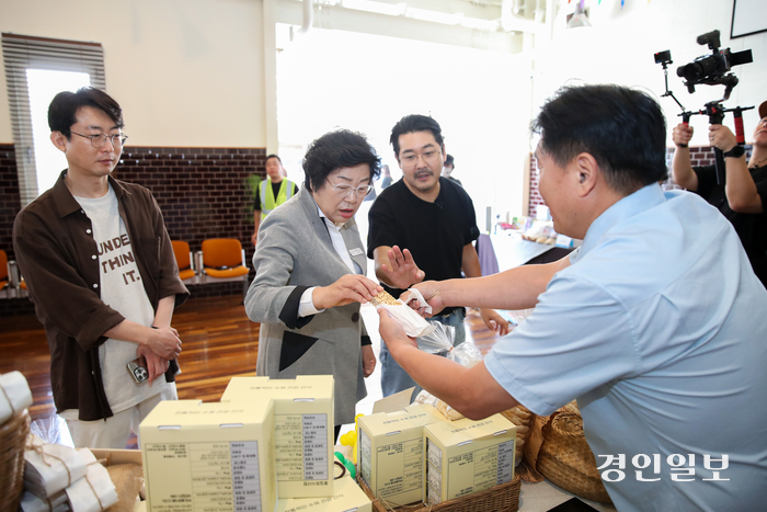 김경희 이천시장이 지난달 31일 시몬스테라스 파머스마켓을 방문해 관계자들을 격려 하고 있다. 2024.8.31 /이천시 제공