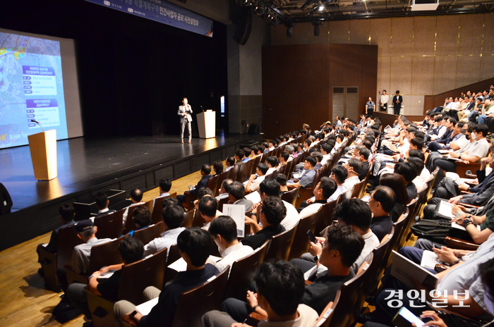 과천도시공사가 4일 오후 과천시민회관 소극장에서 개최한 ‘과천시의 미래 발전 방향-과천지구 막계동 특별계획구역 개발방향’ 사업설명회에 병원·건설사·투자사 관계자들이 자리를 가득 메우고 있다. 2024.9.4  과천/박상일기자 metro@kyeongin.com