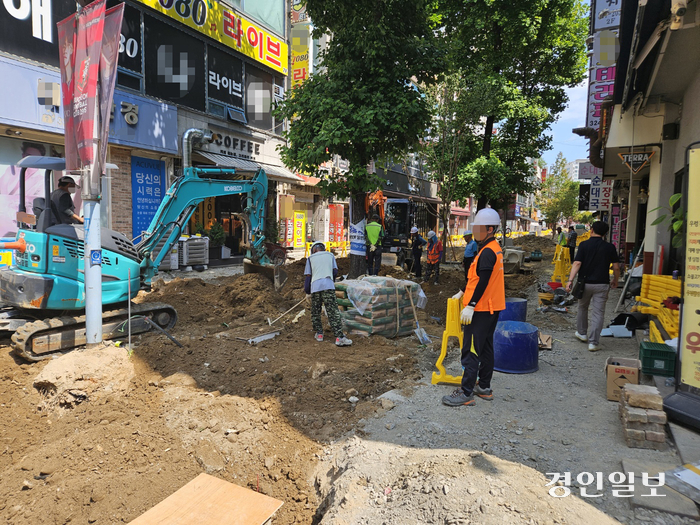 지역 상권이 밀집된 부천시 신중동 문화거리 일대가 명절 대목을 앞두고 보도블록 정비 공사로 인해 파헤쳐지면서 상인들의 불만이 터져나오고 있다. 2024.9.2 부천/김연태기자 kyt@kyeongin.com