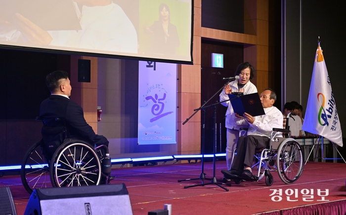 3일 그랜드플라자 청주호텔에서 열린 ‘제41회 전국장애인기능경기대회’ 개회식에서 정금자(여, 66세, 지체장애, 화훼), 유길상(남, 65세, 지체장애, 양복) 선수가 대표 선수 선서를 하고 있다. 이번 대회는 40개 직종에 432명이 참여한 가운데 6일까지 4일간 진행될 예정이다. /한국장애인고용공단 제공