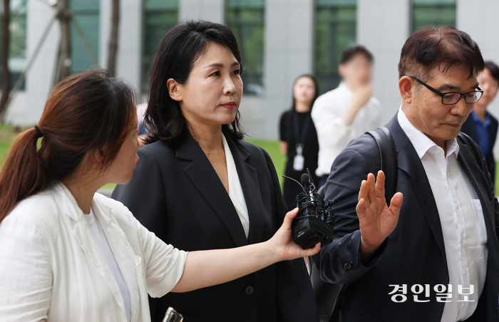 더불어민주당 이재명 대표 배우자인 김혜경 씨가 5일 오후 ‘경기도 법인카드 유용’ 의혹 관련 조사를 받기 위해 수원시 영통구 수원지방검찰청으로 출석하고 있다. 2024.9.5 /최은성기자 ces7198@kyeongin.com