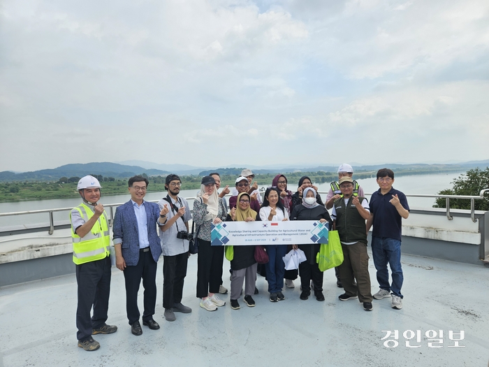 5일, 인도네시아 농업관련 공무원 14명이 공사 관할시설인 금사저수지 현황과 백신양수장의 실제가동 및 TM/TC를 활용하여 급수하는 상황을 살펴보고 기념촬영을 하고 있다. 2024.9.5/ 여주이천지사 제공