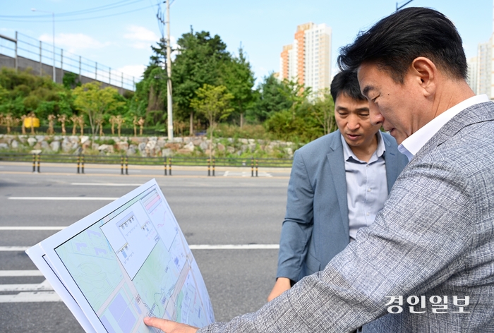 김동근 의정부시장이 민락TG 현장을 찾아 회차로를 활용한 우회전 차로 신설 계획을 점검하고 있다. /의정부시 제공