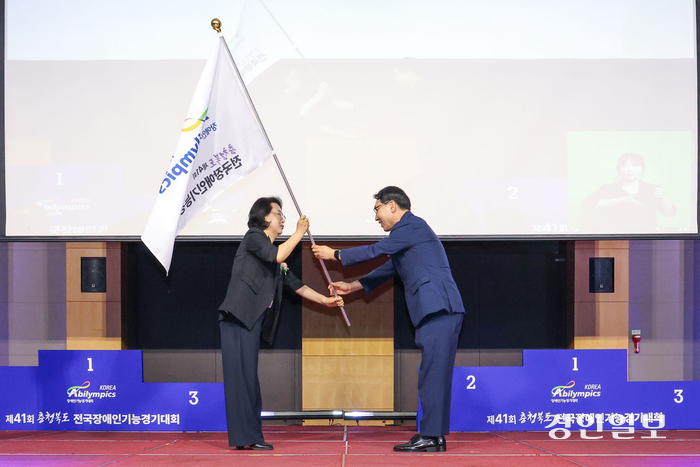 6일 그랜드플라자청주호텔에서 열린 ‘제41회 충청북도 전국장애인기능경기대회’ 폐회식에서 다음해 개최지인 강원도의 이경희 강원도복지보건국장이 대회기를 전달받고 흔들고 있다. 2024.9.6 /한국장애인고용공단 제공