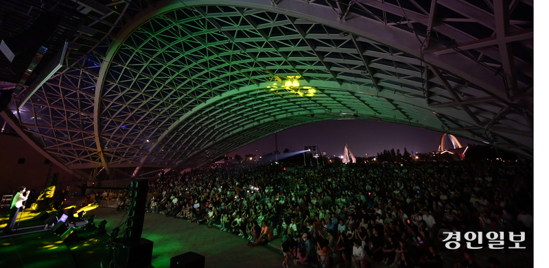 지난 7일 인천시 서구 청라국제도시내 호수공원에서 열린 정서진 원 아일랜드 뮤직 피크닉에서 존박이 감미로운 목소리를 선사하고 있다./김용국기자yong@kyeongin.com