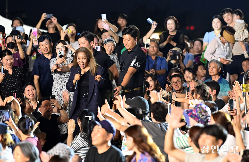 7일 인천시 서구 청라국제도시내 호수공원에서 열린 정서진 원 아일랜드 뮤직 피크닉에서 가수 인순이가 공연중 관중석으로 걸어가 참가한 시민들과 인사를 하고 있다. 2024.9.7 /김용국기자yong@kyeongin.com