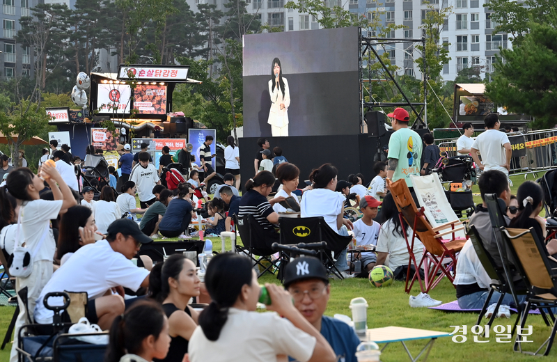 7일 인천시 서구 청라국제도시내 호수공원에서 열린 정서진 원 아일랜드 뮤직 피크닉에서 잔디 광장에 자리를 잡은 시민들이 가수들의 공연을 즐기고 있다. 2024.9.7 /김용국기자yong@kyeongin.com