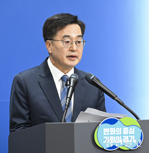 김동연 경기도지사가 11일 오전 경기도청 브리핑룸에서 경기북부지역 생활 및 교통 인프라 확대·공공기관 이전·투자유치 및 규제완화 등을 발표하고 있다. 2024.9.11 /이지훈기자 jhlee@kyeongin.com