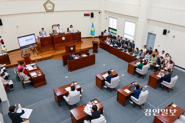 과천시의회가 11일 제285회 임시회 제2차 본회의를 열어 2024년도 제3회 추가경정 예산안 등 안건과 조례안을 처리하고 있다. 2024.9.11  /안양시의회 제공