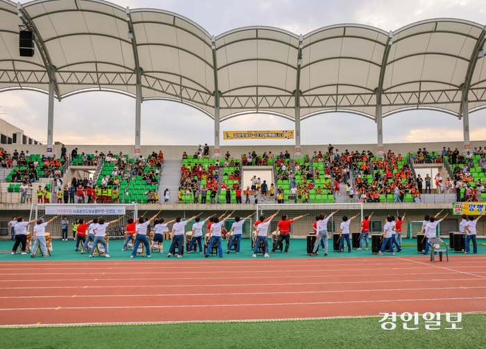 양평FC 서포터들이 열띤 응원을 전개하고 있다. /양평FC제공