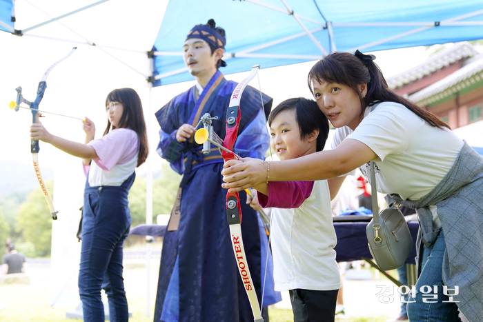 남한산성문화제에 참가한 한 어린이가 활쏘기 체험을 하고 있다. 2024.9.13 /광주시 제공