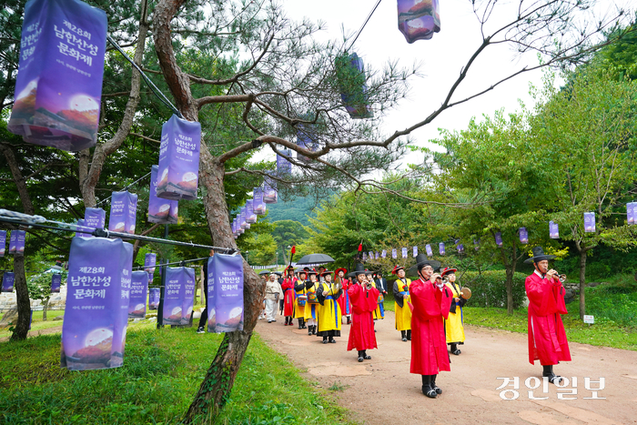 지난해 열린 제28회 남한산성문화제에서 청사 초롱길을 따라 남한산성 수호자 퍼레이드가 펼쳐지고 있다. 2024.9.13 /광주시 제공