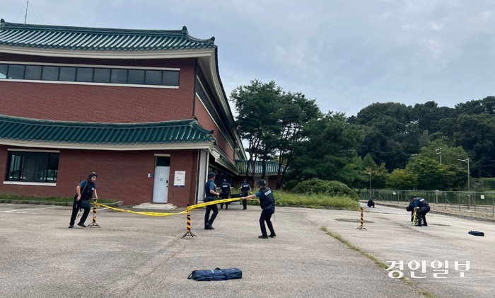 분당경찰서가 19일 오후 폭발물 신고에 대비해 대테러 합동훈련을 벌이고 있다. /분당경찰서 제공