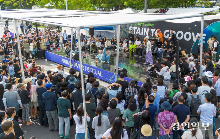 일반 시민들부터 전문 댄서까지 참여해 사흘간 흥겨운 춤판을 벌이는 ‘2024 안양춤축제’가 오는 27~29일 평촌중앙공원 및 삼덕공원 일대에서 펼쳐진다. 사진은 지난해 안양춤축제 ‘스트릿댄스 배틀 대회’ 모습. /안양시 제공