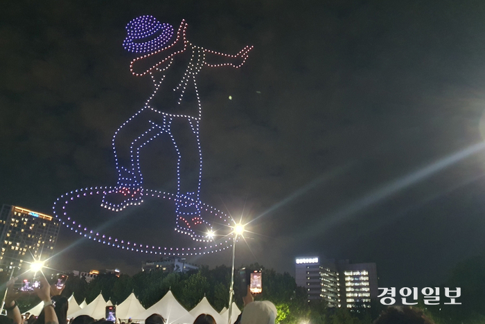 지난해 안양춤축제에서 선보인 ‘드론 라이트쇼’. 올해는 축제 개막일인 27일과 29일에 드론 라이트쇼가 펼쳐진다.  /안양시 제공