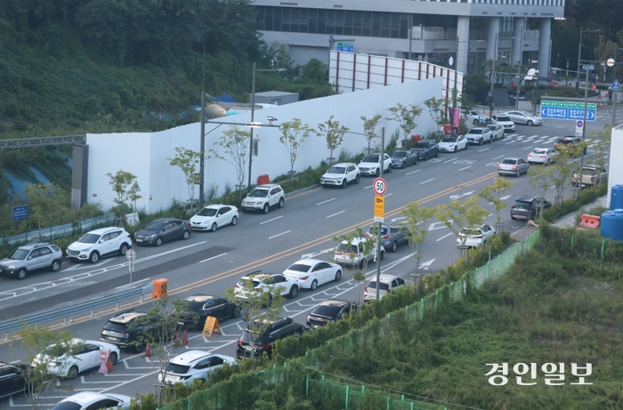 판교2테크노밸리 일대에 차량들이 꼬리를 물고 불법주차돼 있다.  2024.9.24 성남/김순기기자ksg2011@kyeongin.com