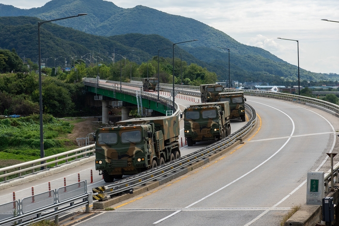 ‘24년 지구사 대화력전 FTX 훈련에 참가한 지작사 화력여단 천무부대가 사격진지 점령을 위해 기동하고 있다./지작사제공