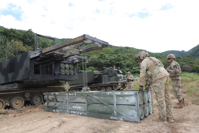 ‘24년 지구사 대화력전 FTX에 참가한 美210포병대대 장별들이 MLRS 포탄 재장전 훈련을 하고 있다./지작사제공