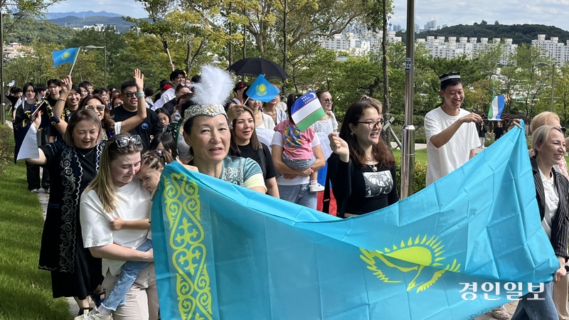 인천 연수구 장미공원 일대에서 28일 고려인 이주 160주년을 기념하는 문화축제 ‘하우리 인천’이 열렸다. 축제에 참여한 고려인들은 러시아, 우즈베키스탄 등의 전통 의상을 입거나 국기를 들고 풍물놀이단과 퍼레이드를 진행했다. 2024.9.28 / 정선아기자 sun@kyeongin.com