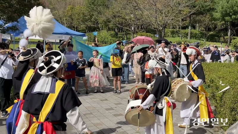 인천 연수구 장미공원 일대에서 28일 고려인 이주 160주년을 기념하는 문화축제 ‘하우리 인천’이 열렸다. 축제에 참여한 고려인들은 러시아, 우즈베키스탄 등의 전통의상을 입거나 국기를 들고 풍물놀이단과 퍼레이드를 진행했다. 2024.9.28 / 정선아기자 sun@kyeongin.com