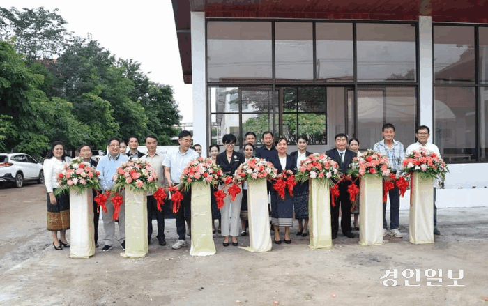 지난 25일 라오스 비엔타안 한-라직업기술개발원에서 열린 바리스타 및 제과제빵 교육장 준공식에서 참석자들이 테이프 커팅을 하고 있다. /나눔문화예술협회 제공