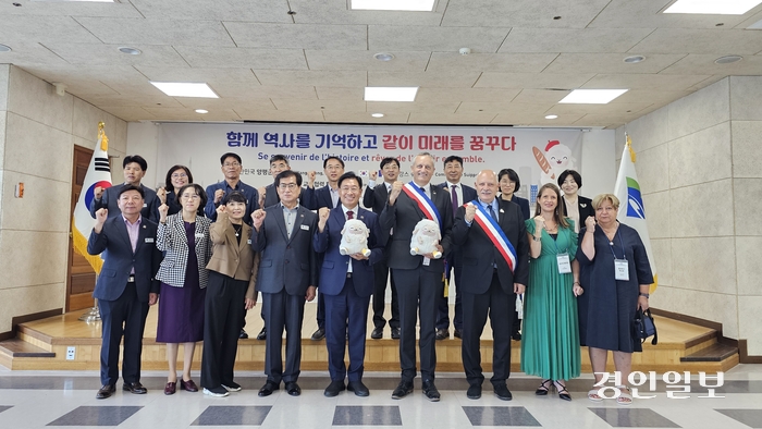 양평군이 프랑스 쉬프(Suippes)시와 교류협력을 맺고 역사·문화에 기반한 발전을 함께 도모하기로 했다. 이후 양 지자체는 여러 분야에서 각종 교류 사업을 추진, 진행할 예정이다. 2024.9.30 양평/장태복기자 jkb@kyeongin.com