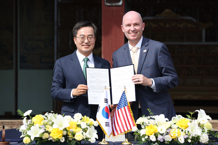 30일 오전 화성행궁에서 열린 경기도-유타주 MOU 체결식에서 김동연 경기도지사와 미국 유타주 스펜서 제임스 콕스 주지사가 경기도-유타주 MOU 협약서에 서명하고 기념촬영을 하고 있다. 2024.9.30 /경기도 제공