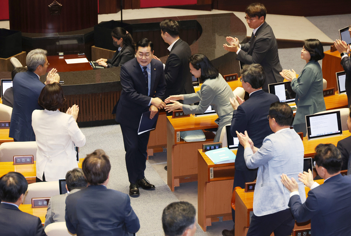 더불어민주당 박찬대 원내대표가 4일 국회에서 열린 본회의에서 교섭단체 대표 연설을 마치고 동료 의원들과 인사하고 있다. 2024.9.4 /연합뉴스