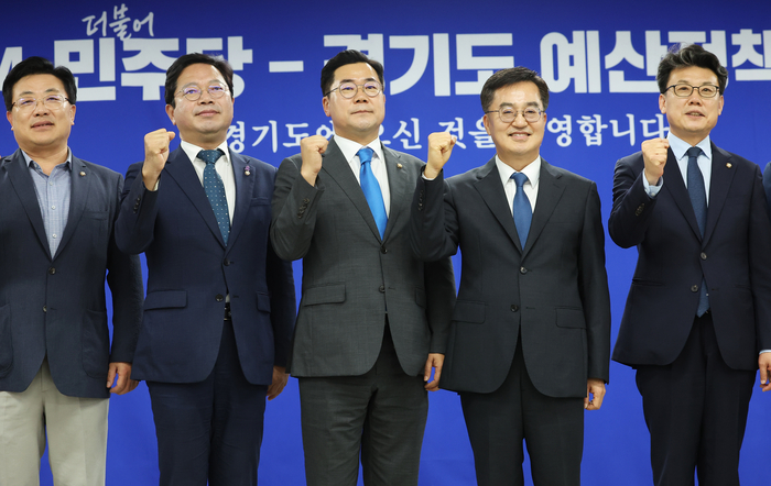 5일 오후 경기도 수원시 경기도청에서 열린 ‘더불어민주당-경기도 예산정책협의회’에서 더불어민주당 박찬대 원내대표, 김동연 경기도지사, 더불어민주당 김승원 경기도당위원장 등 참석자들이 기념사진을 찍고 있다. 2024.9.5 /연합뉴스