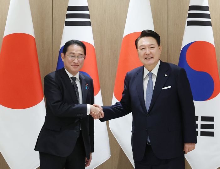 윤석열 대통령이 6일 서울 용산 대통령실에서 열린 한일 확대 정상회담에서 기시다 후미오 일본 총리와 악수하고 있다. 2024.9.6 /연합뉴스