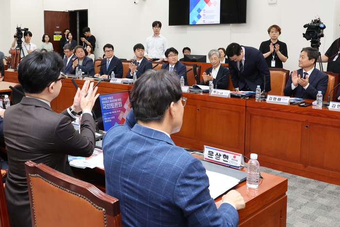 9일 오전 서울 여의도 국회에서 열린 ‘지역당 부활과 정당정치 활성화를 위한 국회토론회’에서 더불어민주당 박찬대 원내대표가 인사를 하자 국민의힘 한동훈 대표 등 의원들이 박수를 치고 있다. 2024.9.9 / 연합뉴스