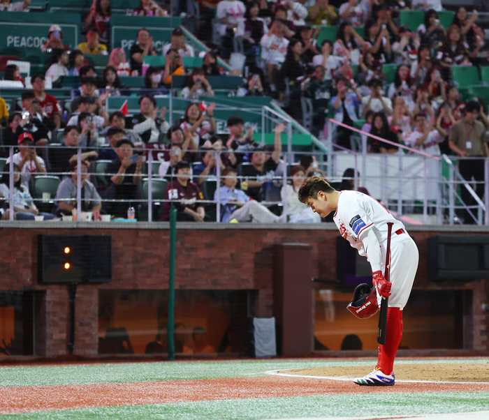 30일 오후 인천 SSG랜더스필드에서 열린 2024 프로야구 KBO리그 키움 히어로즈와 SSG 랜더스의 경기. 8회 말 1사 상황 대타 SSG 추신수가 타석에 들어서며 관중들에게 인사를 하고 있다. 2024.9.30  /연합뉴스