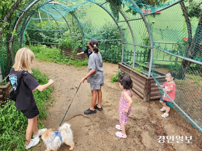 인천 연수구 함박마을 마리공원에서 다문화 학생들이 모여 놀고 있다. 2024.7.23/경인일보DB