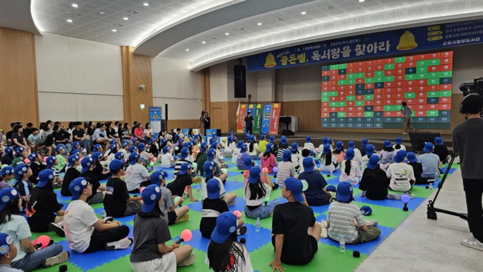 군포시가 주최한 ‘골든벨, 독서왕을 찾아라’에서 학생들이 독서퀴즈에 집중하고 있다./군포시 제공